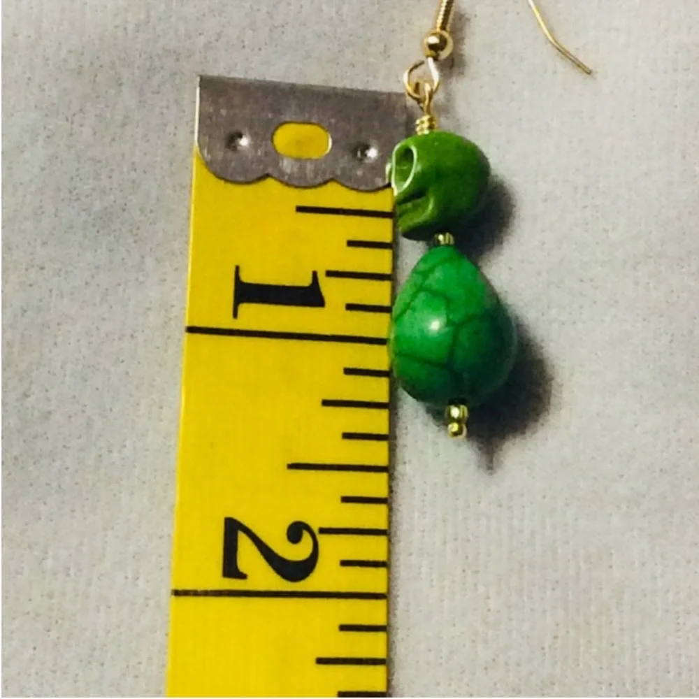 UNBRANDED HANDMADE Green MAGNESITE Stone BEAD SKULL Bone-Chilling Earrings - Picture 5 of 8